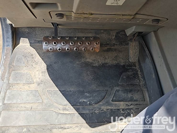 2017-caterpillar-tl642d-image-31