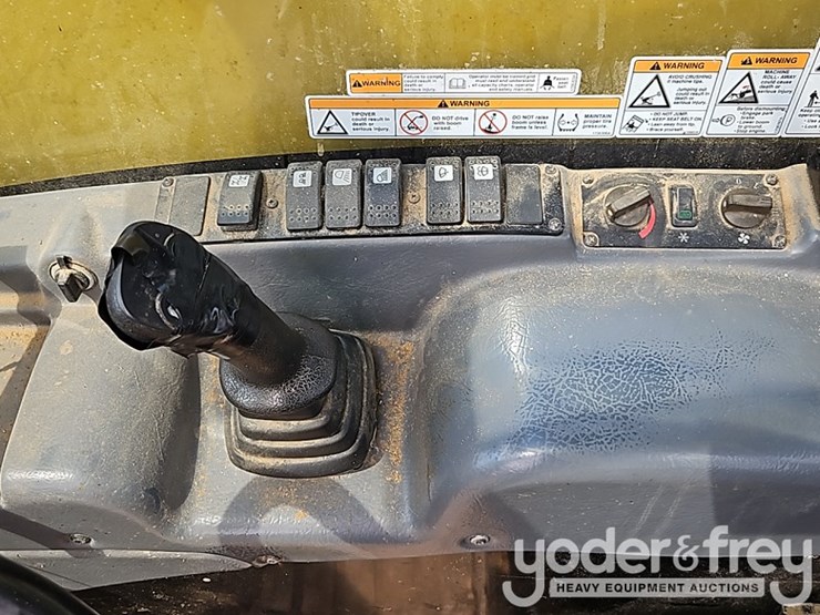 2015-caterpillar-th255c-image-19