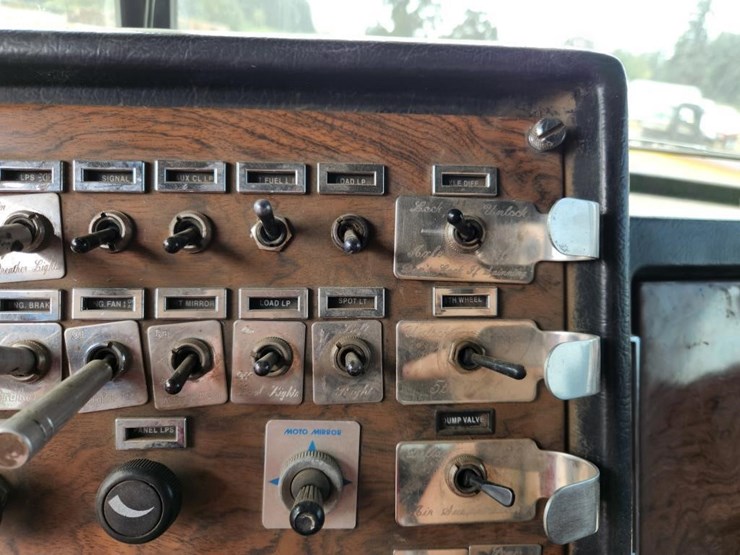 1999-peterbilt-379-image-48