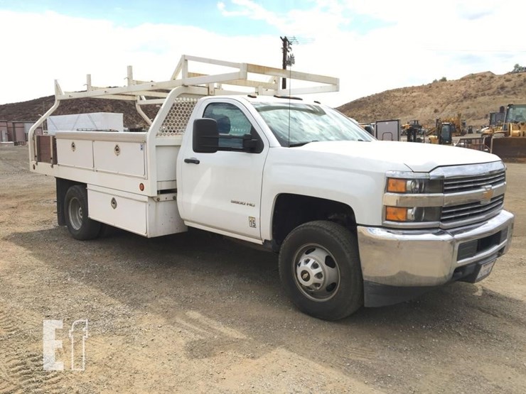 2017-chevrolet-3500-image-2