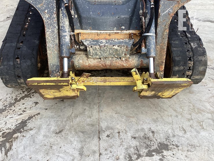 2010-deere-323d-image-11
