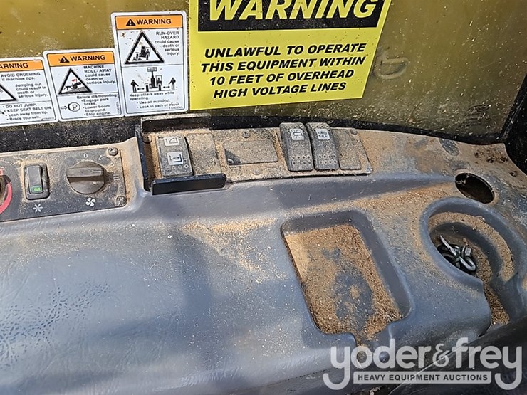 2015-caterpillar-th255c-image-18