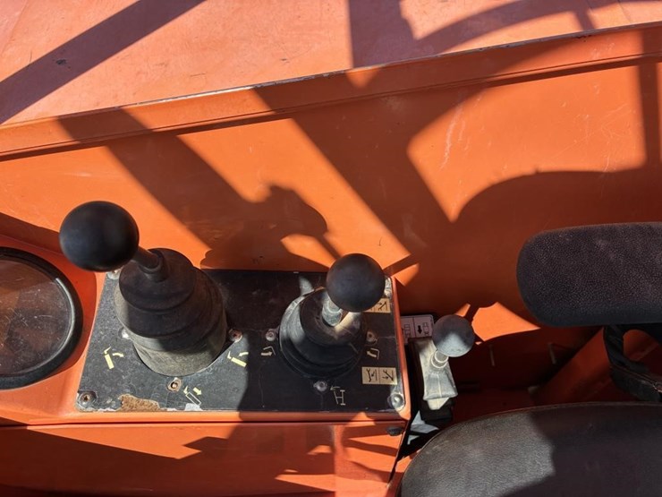 2013-jlg-8042-image-16
