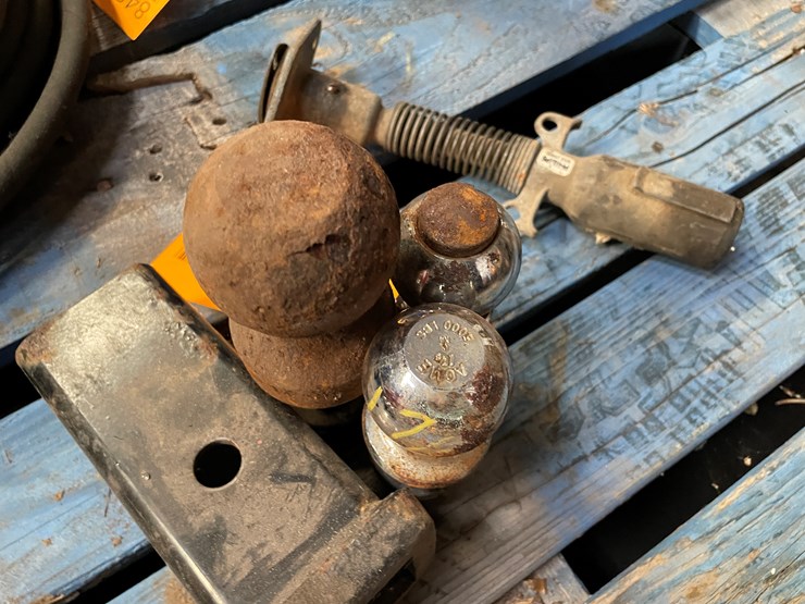 #8421-•-(3)-hitch-balls-image-3