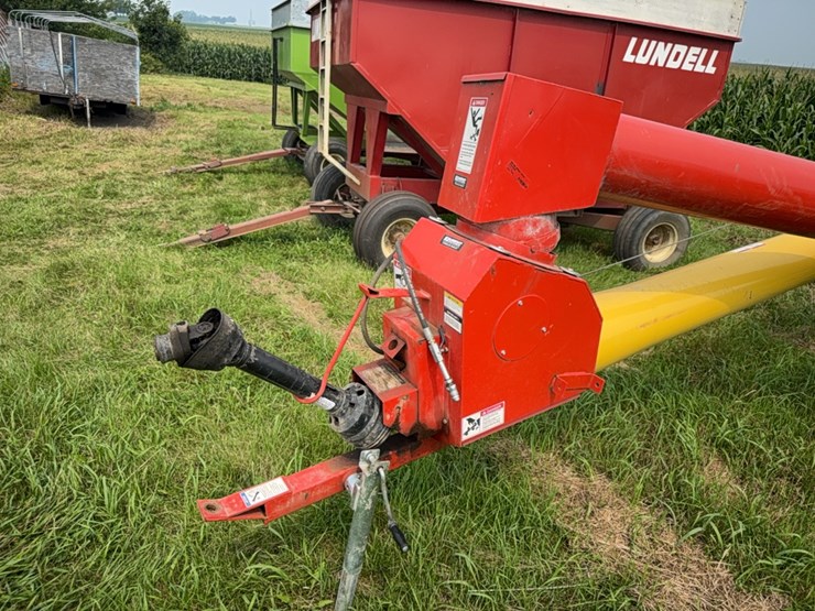 westfield-mk100-61-pto-auger-w/-hyd-lift,-swing-hopper,-10”-x-61’-image-3