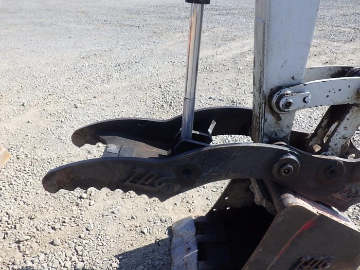takeuchi-tb240-image-10