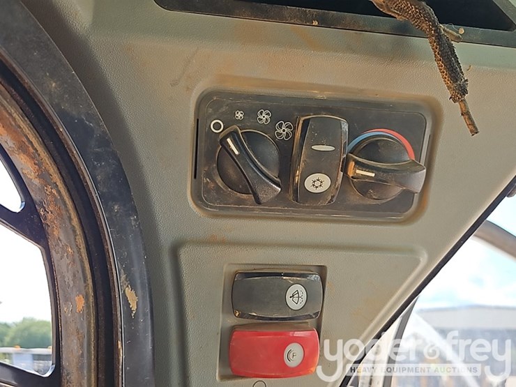 2019-caterpillar-299d2-xhp-image-30