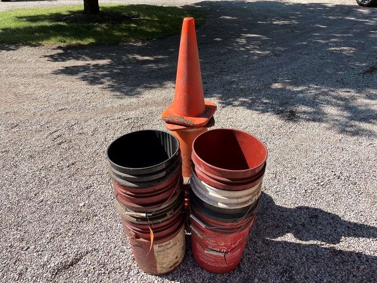 #1681-•-(8)-plastic-pails-and-cunes-image-1