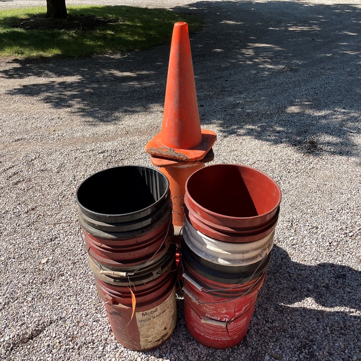 #1681 • (8) Plastic Pails and Cunes