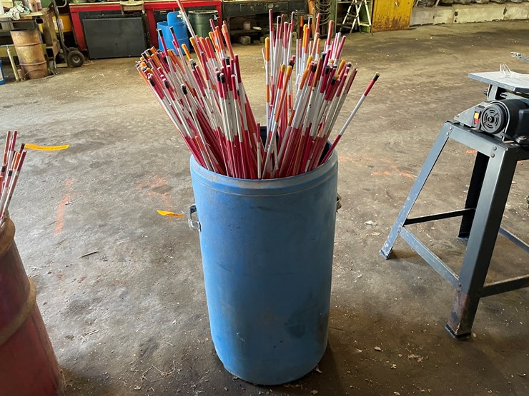 #8401-•-pail-of-driveway-markers-image-1