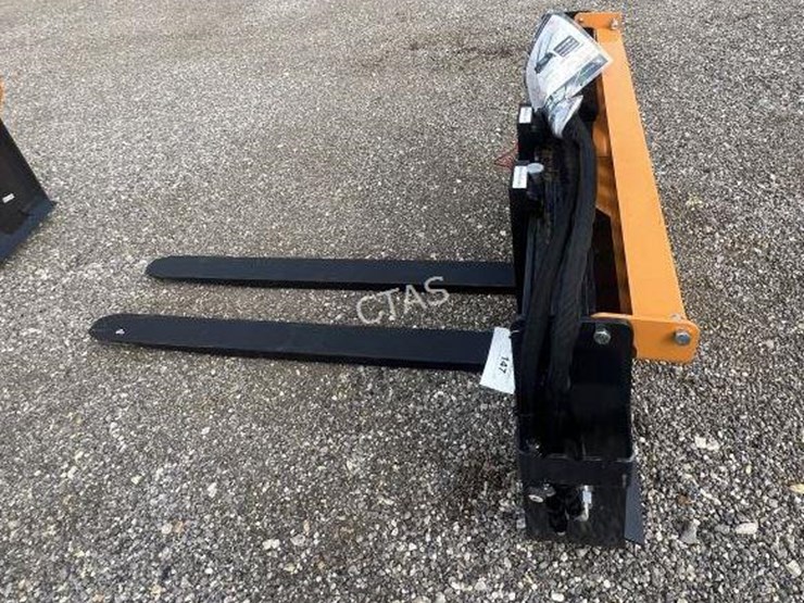 #147-•-wolverine-hydraulic-skid-steer-pallet-forks-image-4