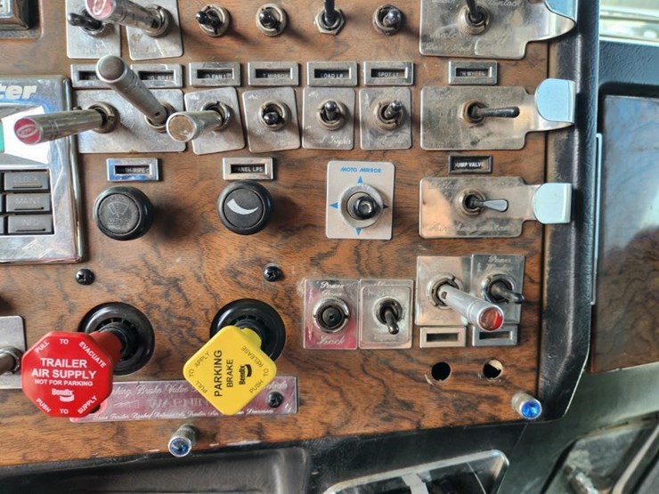 1999-peterbilt-379-image-49