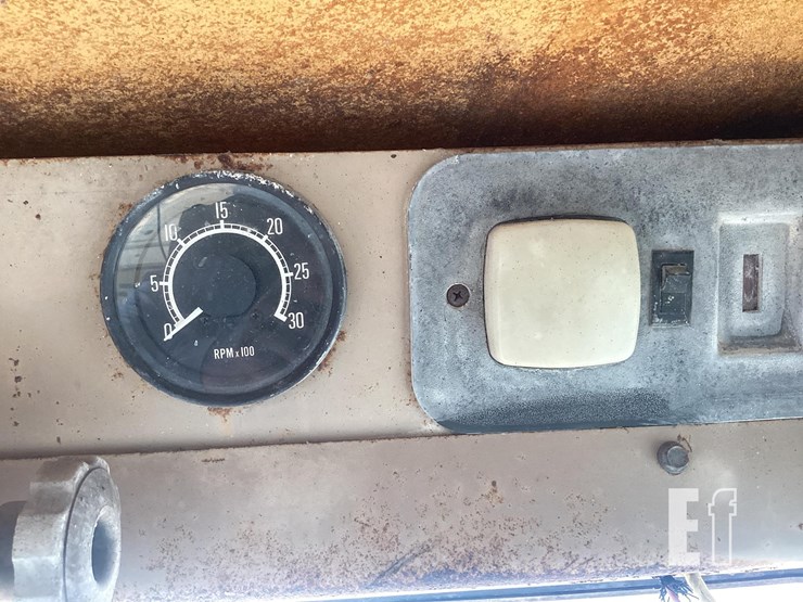 1988-deere-670b-image-17
