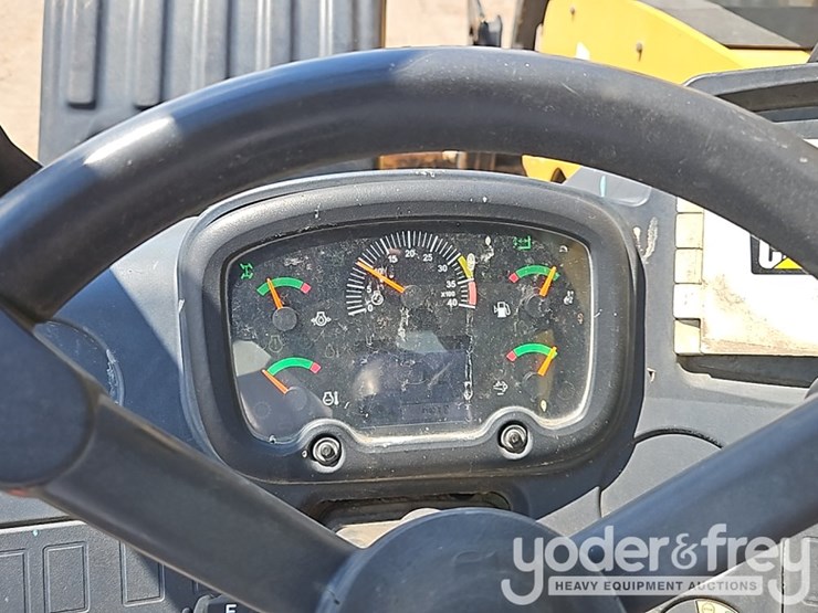 2017-caterpillar-tl642d-image-32
