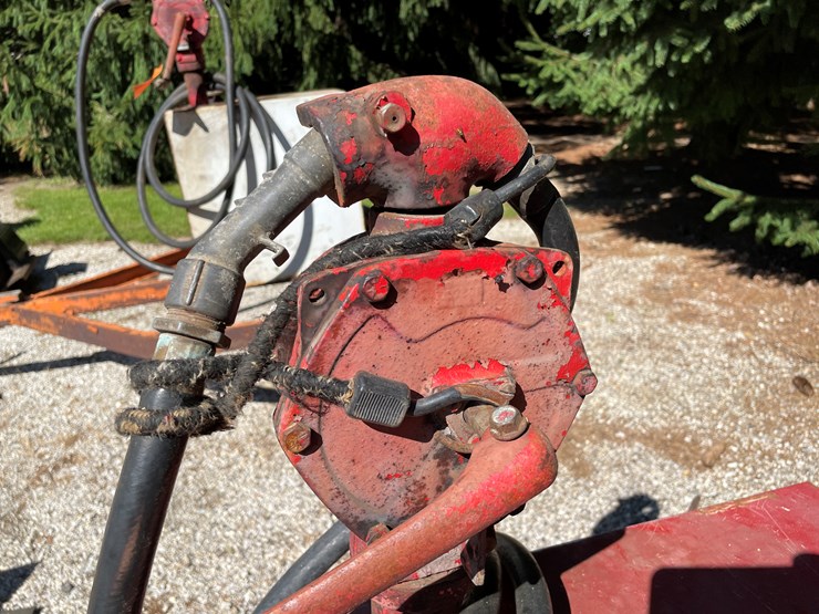 #1672-•-gas-fuel-tank-with-hand-crank-pump-image-4