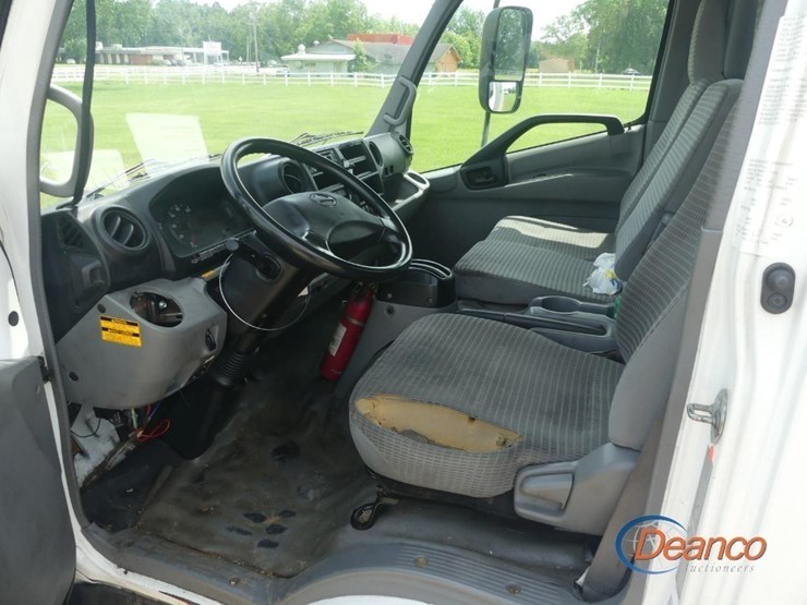 2019-hino-195-image-10