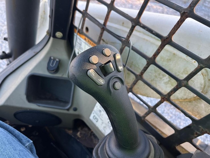 2012-bobcat-t870-image-29