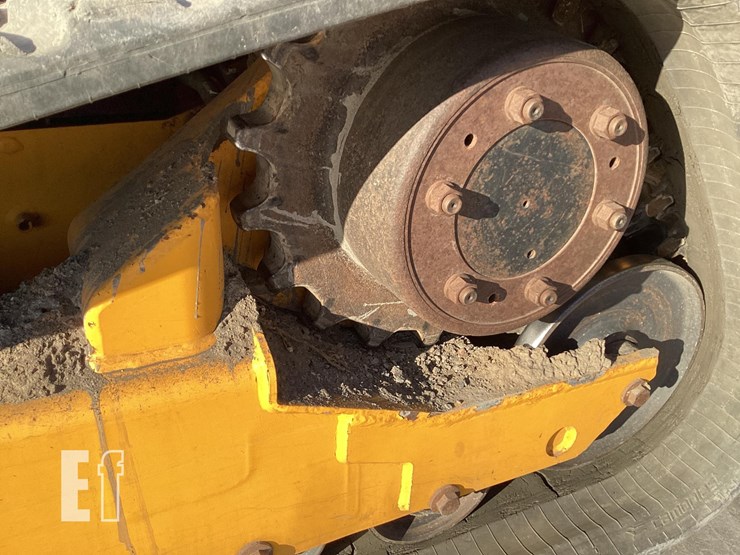 2017-jcb-320t-image-11