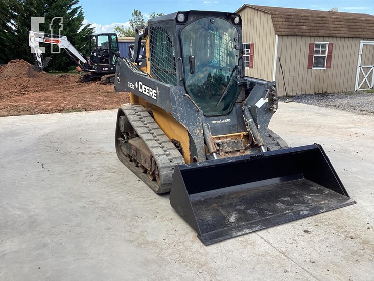 2015-deere-323e-image-6