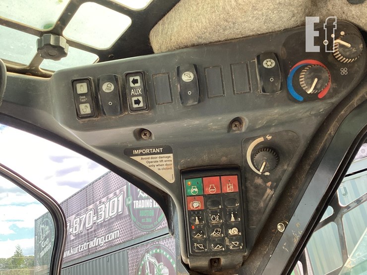 2015-deere-323e-image-18