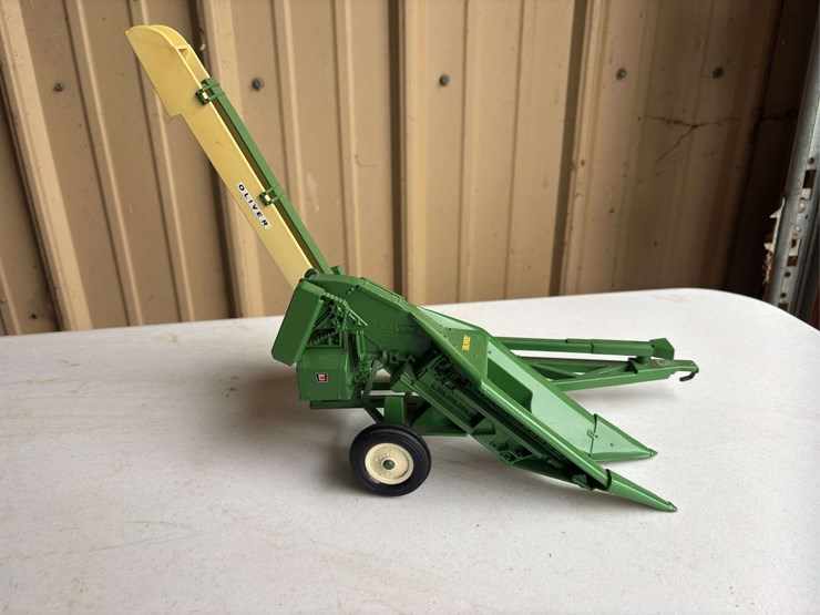 (2)-1/16-oliver-70-and-one-row-corn-picker-image-9