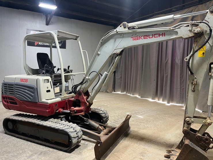 takeuchi-tb235-image-8