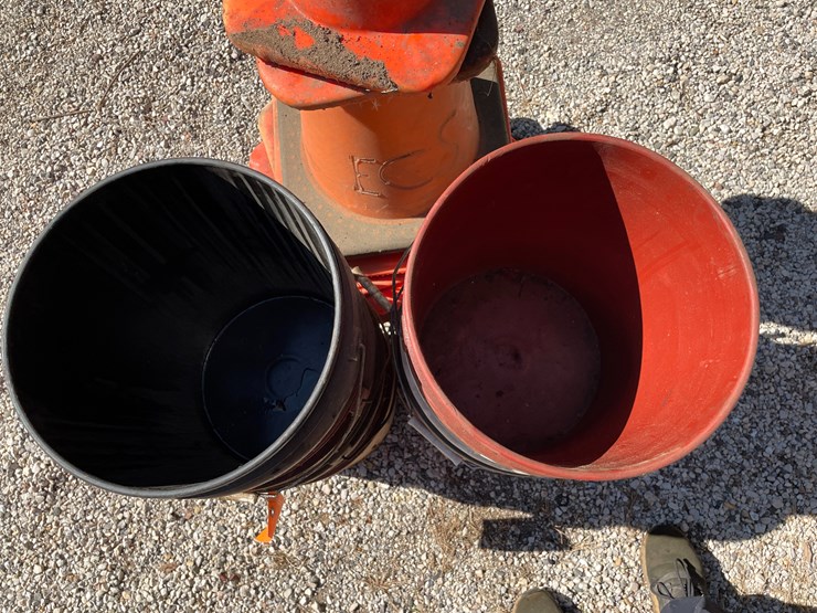 #1681-•-(8)-plastic-pails-and-cunes-image-3