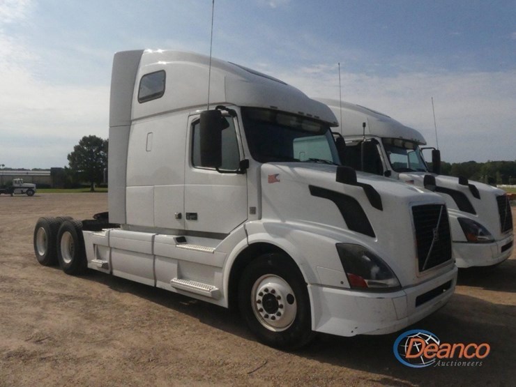 2016-volvo-vnl-truck-tractor,-s/n-4v4nc9eh5gn936388:-t/a,-sleeper,-volvo-d13-425hp-eng.,-ishift-auto,-12.5k-front,-38k-rears,-295/75r22.5-tires,-979k-mi.-image-1