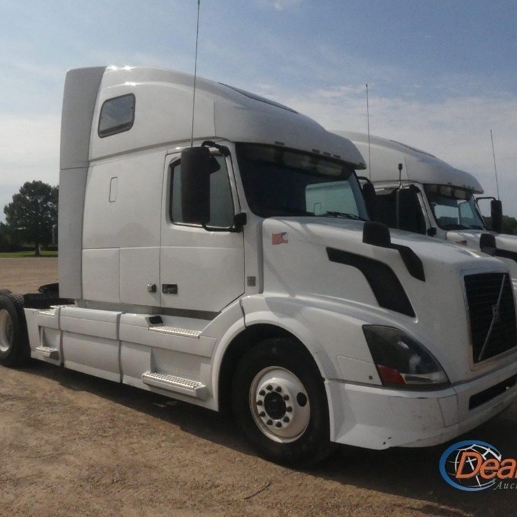 2016 VOLVO VNL TRUCK TRACTOR, S/N 4V4NC9EH5GN936388: T/A, SLEEPER, VOLVO D13 425HP ENG., ISHIFT AUTO, 12.5K FRONT, 38K REARS, 295/75R22.5 TIRES, 979K MI.