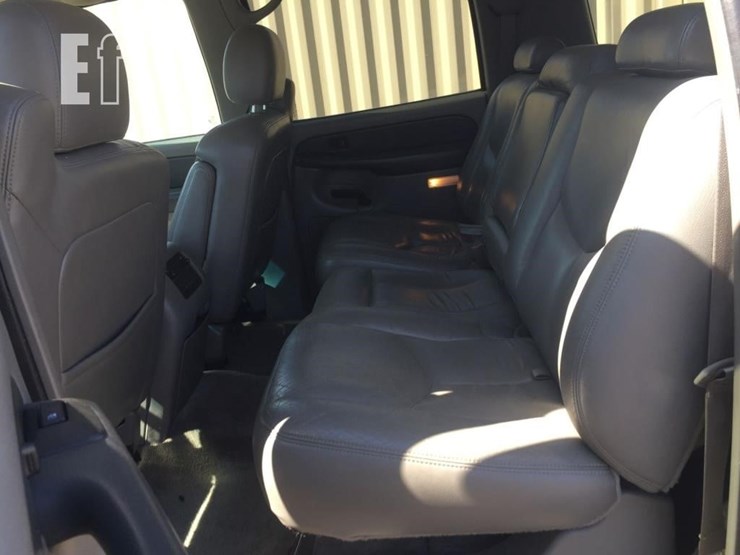 2003-chevrolet-suburban-image-9