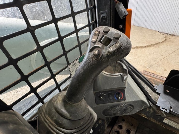 2021-bobcat-t595-image-25