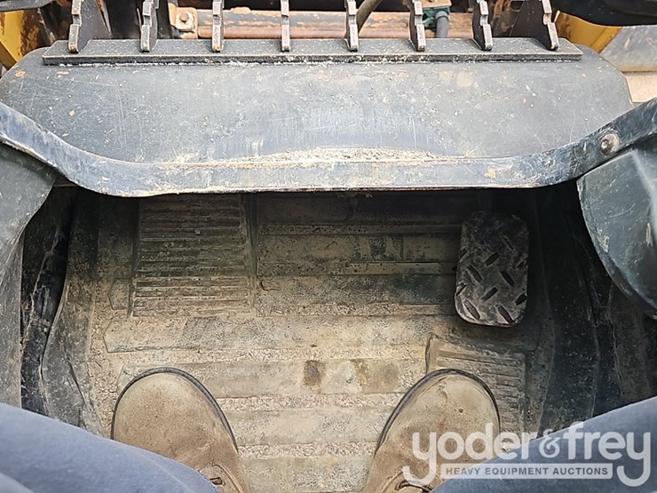 2018-caterpillar-262d-image-21