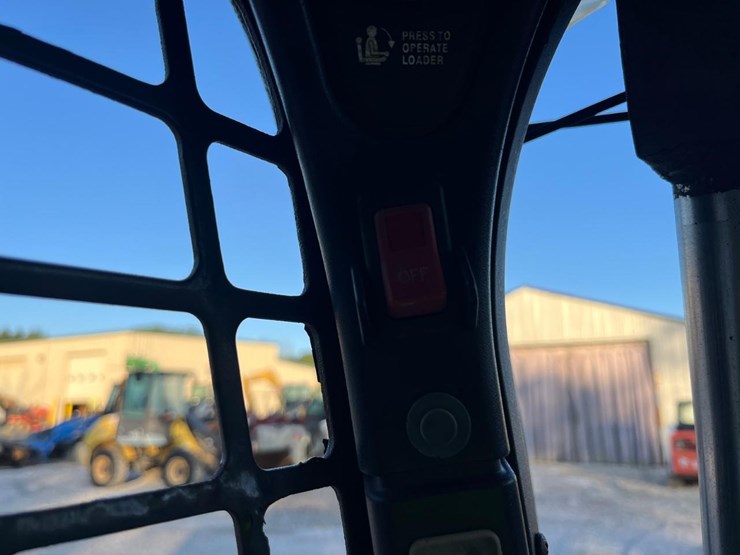 2012-bobcat-t870-image-23