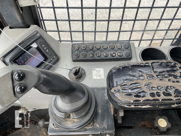 2015-caterpillar-573c-image-12