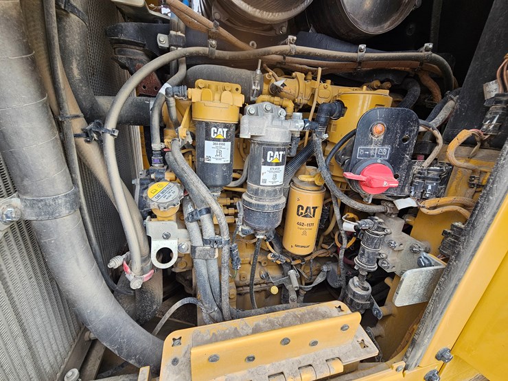 2023-caterpillar-953-image-37