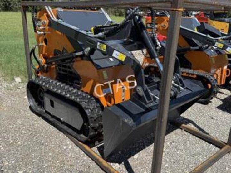 #42-•-land-hero-mini-skid-steer-image-1