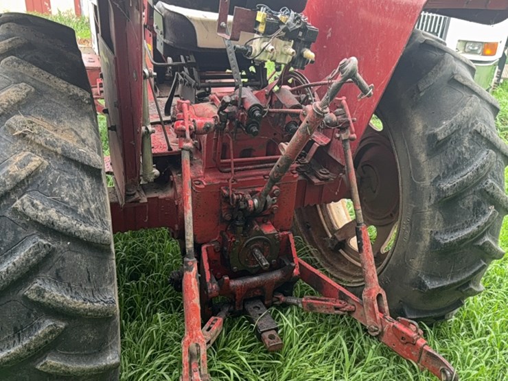 international-666-farmall-wide-front-tractor-w/-rockbox,-5,300-hrs-on-tach,-15.5-38-rears-image-11