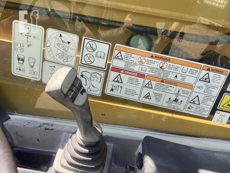 2021-caterpillar-tl1055-image-19