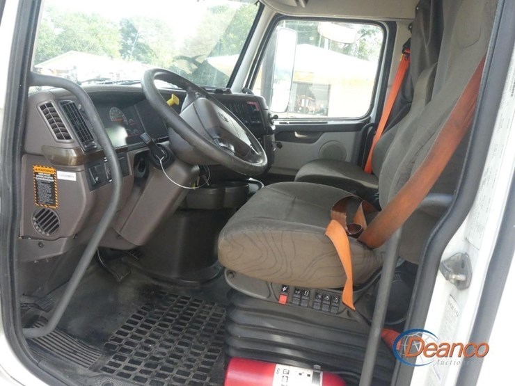 2016-volvo-vnl-truck-tractor,-s/n-4v4nc9eh5gn936388:-t/a,-sleeper,-volvo-d13-425hp-eng.,-ishift-auto,-12.5k-front,-38k-rears,-295/75r22.5-tires,-979k-mi.-image-14