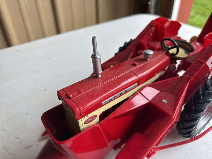 1/16-farmall-460-w/2-row-mounted-corn-picker-image-6