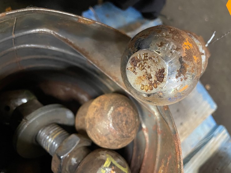 #8425-•-(3)-hitches-image-2