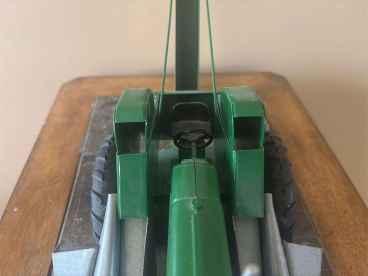 1/16-oliver-770-w/mounted-corn-picker-custom-image-5