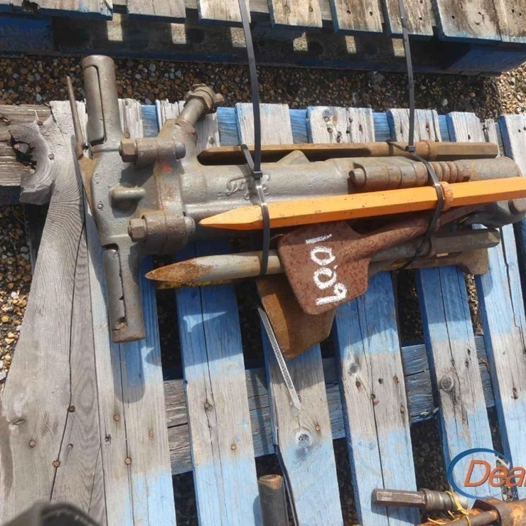 LOT OF AIR JACK HAMMER AND (8) CHISELS