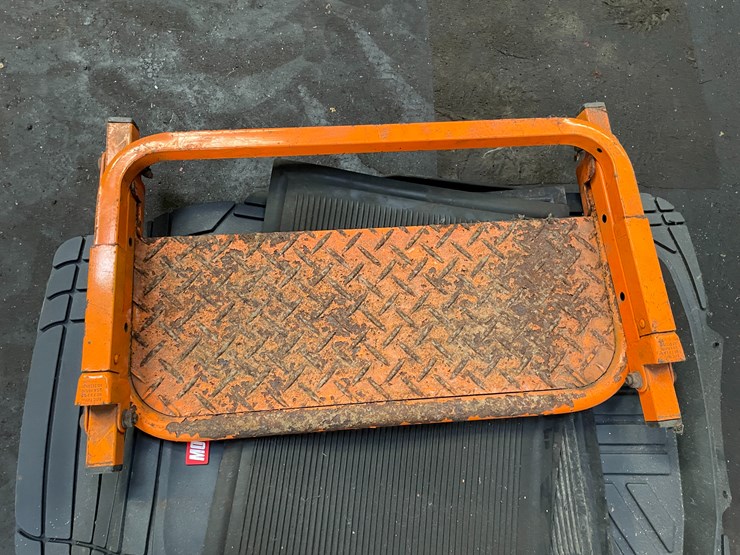 #8412-•-steel-steps-and-rubber-floor-mats-image-3