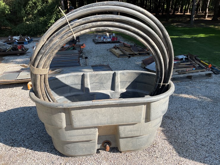 #1668-•-rubbermaid-poly-tank-and-hose-image-2