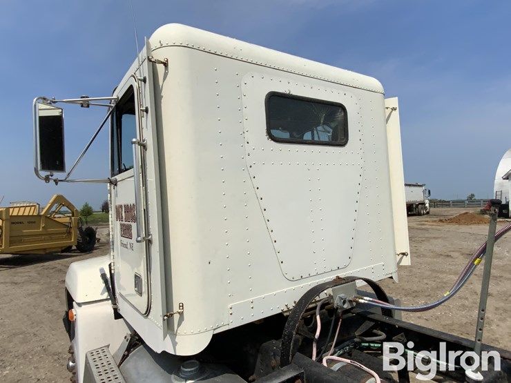 1989-freightliner-fld120-image-11