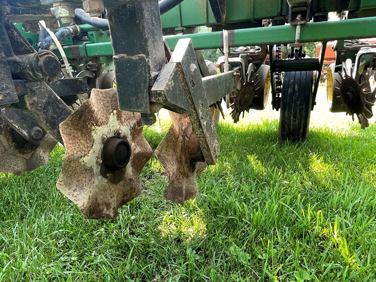 #5551-•-john-deere-p7000-planter-seeder-image-13
