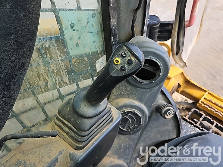 2020-caterpillar-299d3-image-26