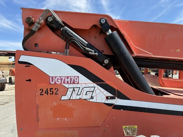 2007-skytrack-10054-telescopic-reach-lift-image-10