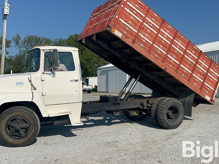 1976-ford-7000-image-9